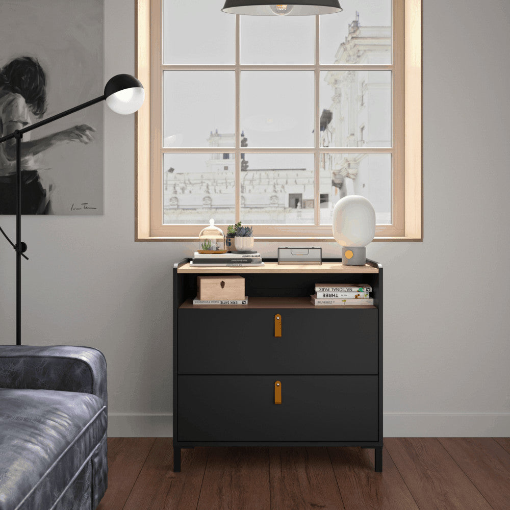 Amsterdam Dressoir Met 2 Lades - Zwart / Licht Kastanje Look, naast een raam, industrieel ontwerp met kastanje accenten en stijlvolle handgrepen, perfect voor elk interieur.