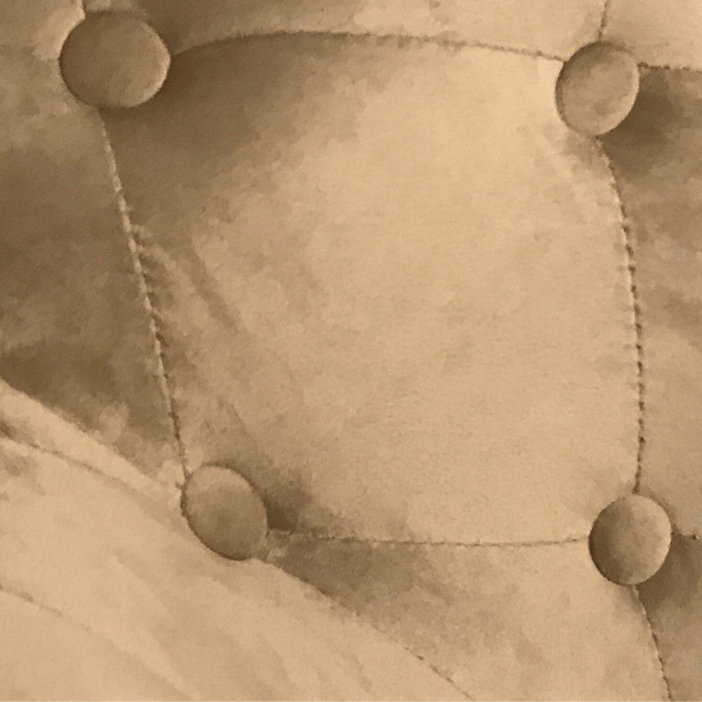 Chesterfield Bank Malibu - Velours Beige, close-up van gecapitonneerde rugleuning, bekleed met zacht velours en stevige beukenhouten poten. Perfect voor een retro uitstraling.