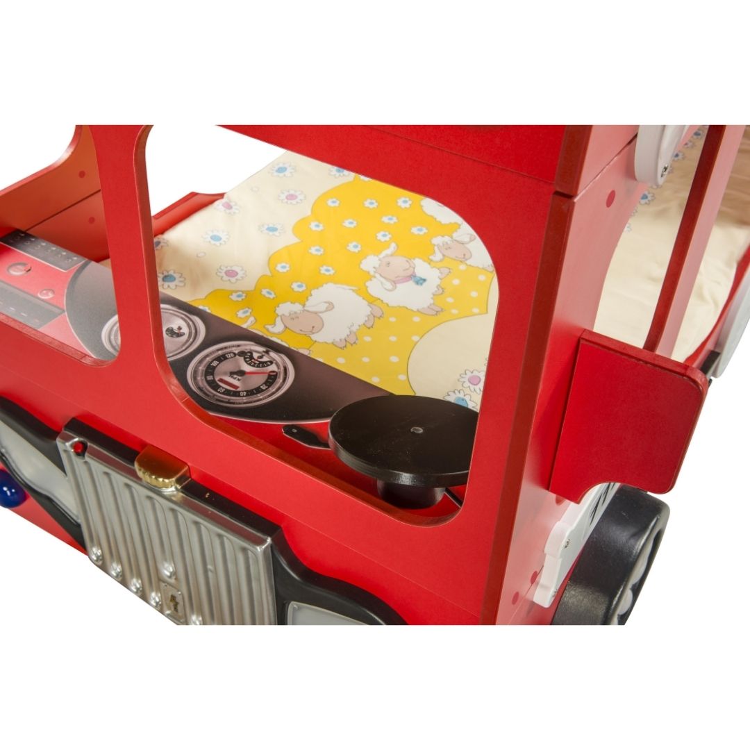 Kinderbed Brandweerauto 207×116 – Rood, een stoer kinderbed in de vorm van een brandweerauto, gemaakt van MDF met gele en zwarte accenten.