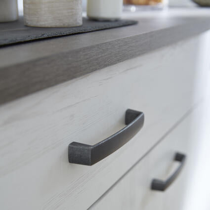 3-Dr Dressoir Met 1 Lade 'Marquis' met zwarte handgreep, biedt elegante opbergruimte met stevige panelen en een klassieke afwerking.