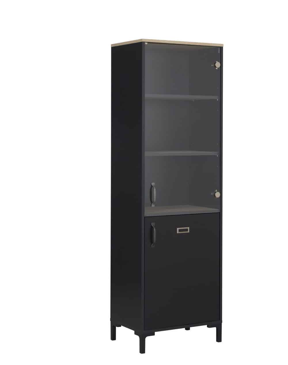 Manchester Vitrinekast 2-deurs - Zwart/Eiken Look, zwarte kast met glazen deuren en planken, ideaal voor een industriële inrichting, gemaakt van gemelamineerd spaanplaat met eiken accenten.