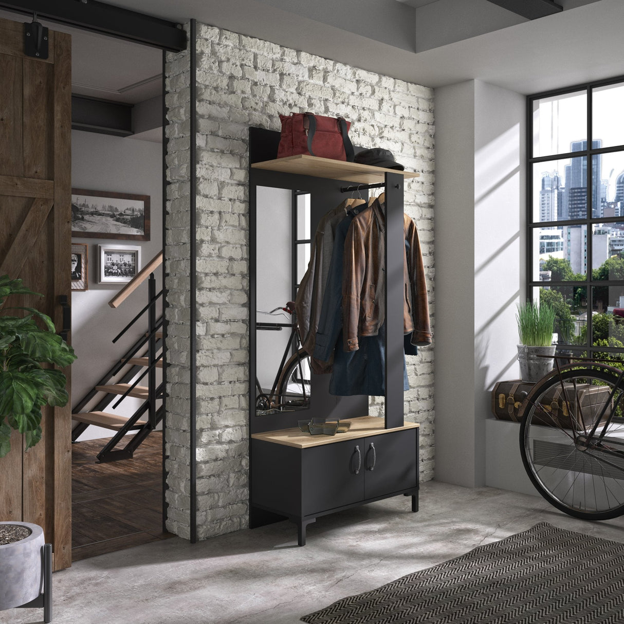 Garderobekast Store 190cm - Zwart/Eiken, met industriële stijl, zichtbaar naast een fiets in een kamer, met eiken planken en zwart frame.