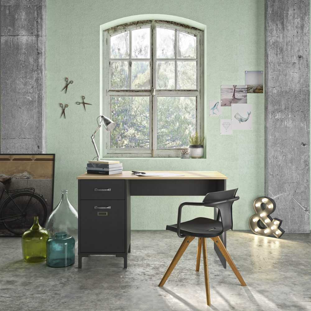 Manchester Bureau 1 Deur 1 Lade - Zwart/Eiken Look, industrieel ontwerp met eiken blad en zwart frame, perfect voor werk- of gamekamer, onder bureaulamp geplaatst.