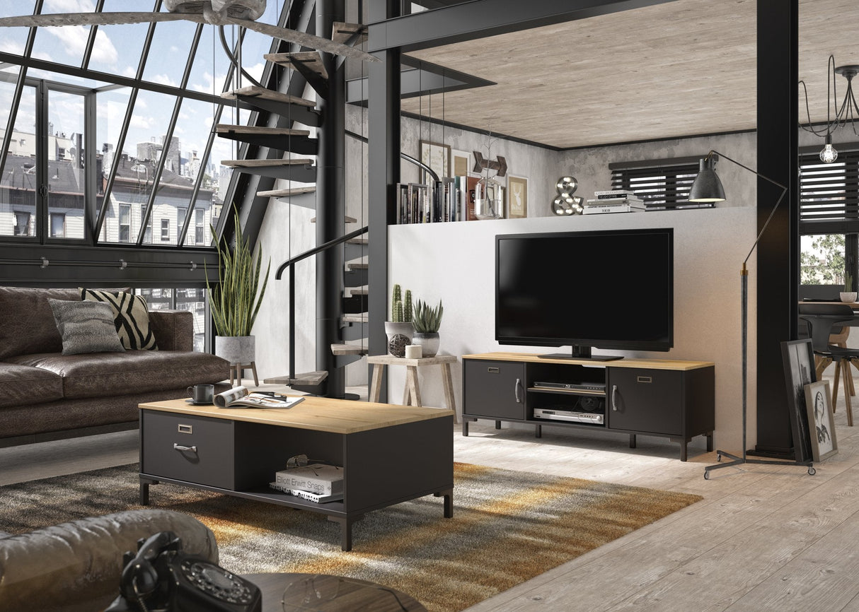 Manchester TV-meubel 2-deurs - Zwart / Eiken Look in een stijlvolle woonkamer met een zwarte entertainment center en grote ramen.