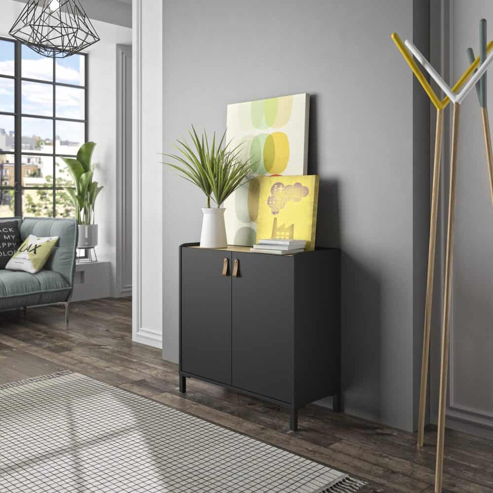 Amsterdam Dressoir 2-deurs - Zwart / Licht Kastanje Look in een kamer, met een industriële uitstraling en opbergruimte in twee kastjes, ideaal voor elke woonruimte.