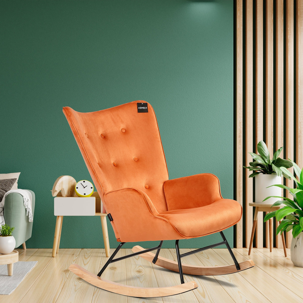 Aemely® Schommelstoel 'Steerne' in koper fluweel met blank houten poten, geplaatst in een stijlvolle kamer met kamerplant en klok.