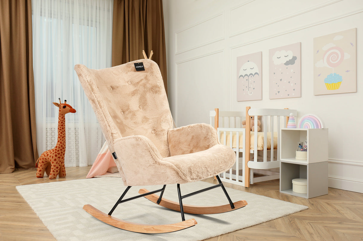 Aemely® Schommelstoel Mama in beige imitatiebont, met houten poten en metalen frame, ideaal voor de babykamer, biedt uitzonderlijk zitcomfort.