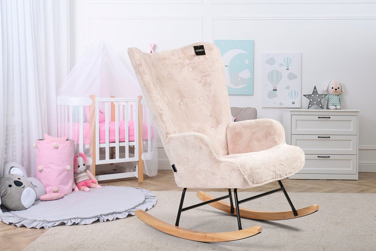 Aemely® Schommelstoel Mama in licht beige imitatiebont, ideaal voor de babykamer met een comfortabele zitting en luxe afwerking, afgebeeld in een gezellige kinderomgeving.