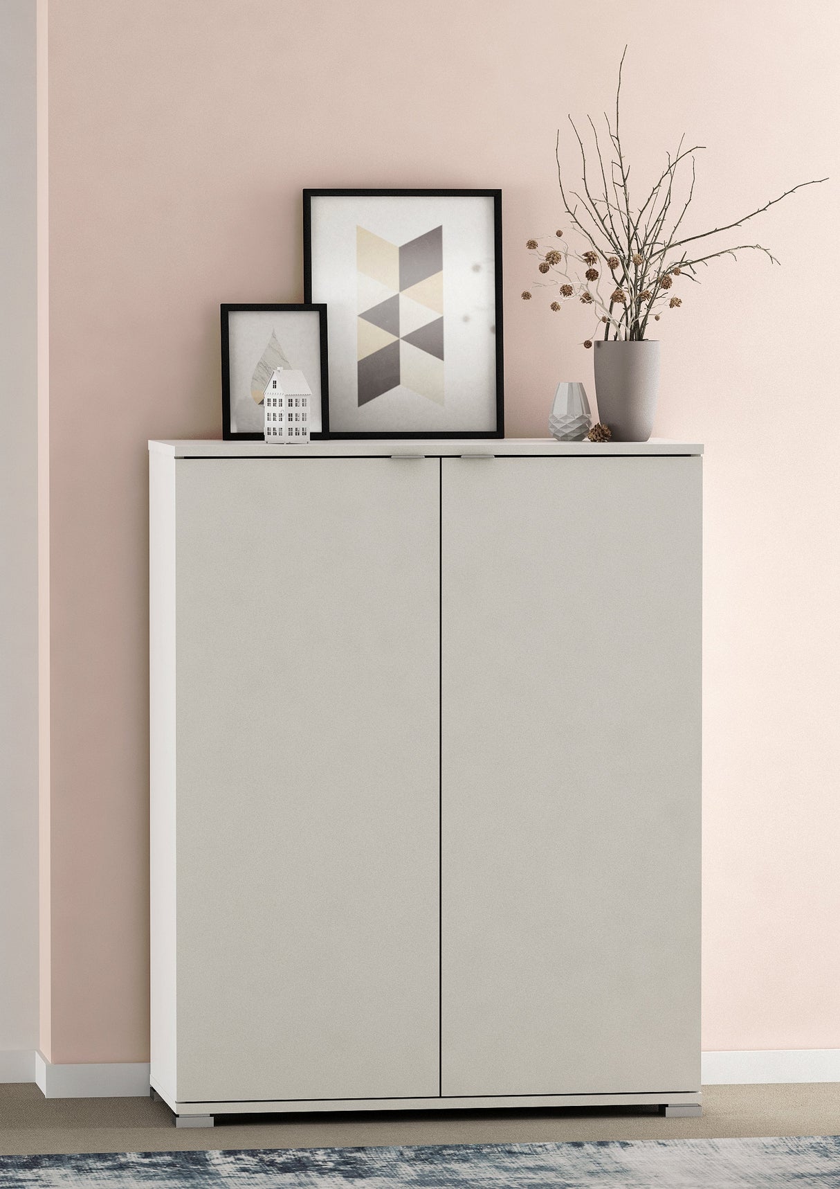 2-Deurs Kast 'Perfect': Wit dressoir met plant en fotolijst bovenop, biedt compacte, veelzijdige opbergruimte met verstelbare planken, ideaal voor moderne woondecoraties.