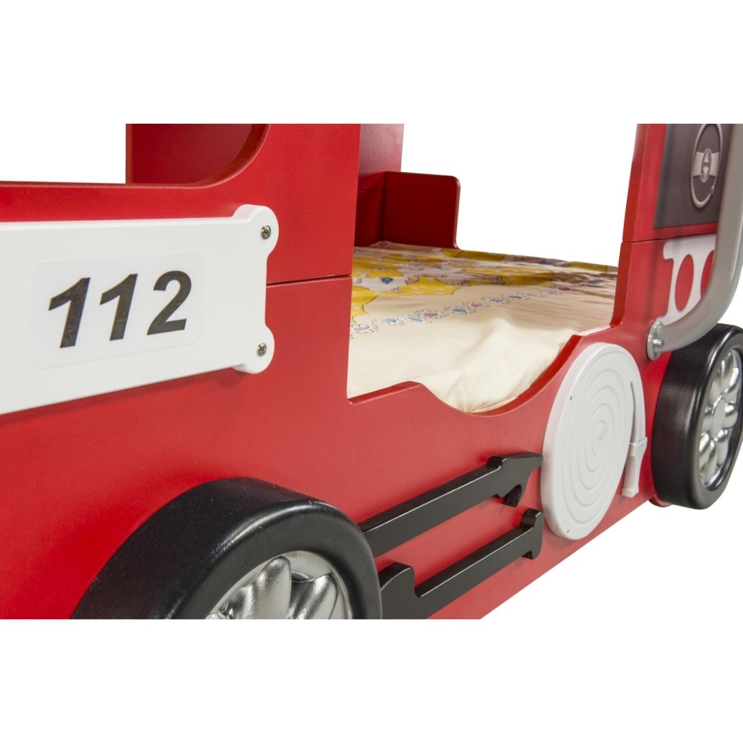 Kinderbed Brandweerauto 207×116 – Rood, een stoer kinderbed in de vorm van een brandweerauto met realistische details, gemaakt van MDF, perfect voor avontuurlijke kinderen.