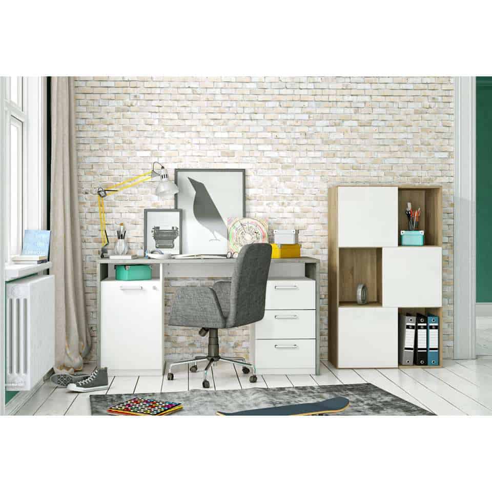 Vakkenkast 'Polsi' - Eiken/Wit, staande in een kamer, biedt opbergruimte met drie witte deurtjes en open vakken voor boeken en accessoires.