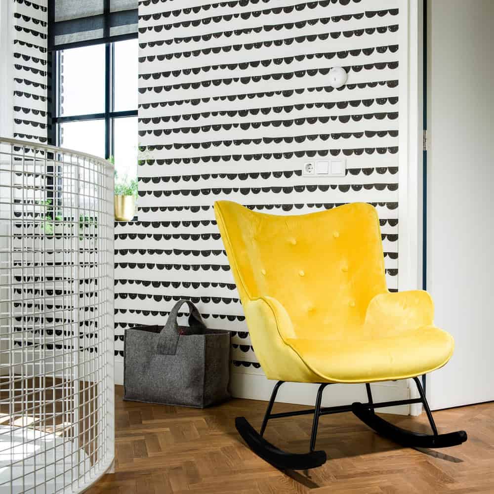 Aemely® Schommelstoel 'Steerne' in geel velvet met zwart frame en poten, elegante vormgeving, perfect voor stijlvolle ontspanning in huis.