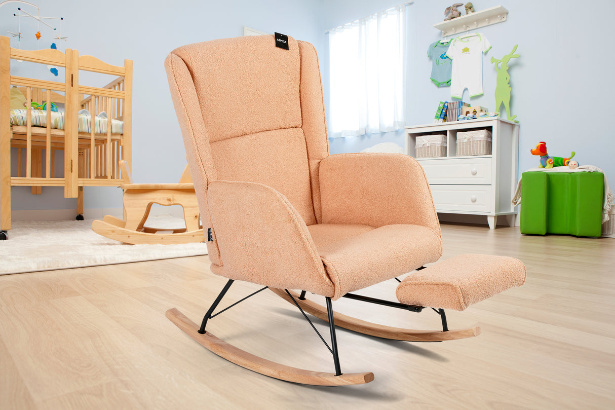 Aemely Schommelstoel Relax - Beige Apricot Teddy, Zwarte Poten in een lichte kinderkamer met moderne meubels en speelse accessoires.