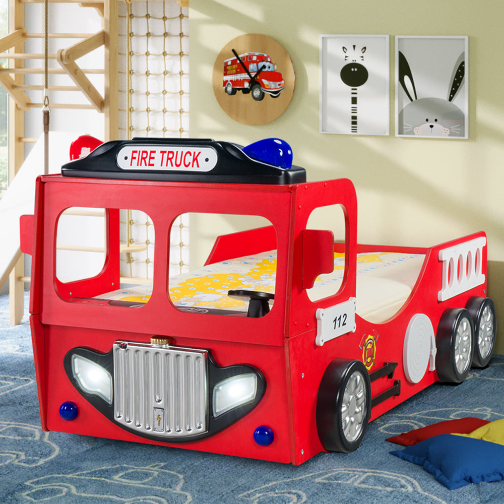Kinderbed Brandweerauto 205×120 – Rood in een kinderkamer, ontworpen als speelse rode brandweerauto met wielen, perfect voor avontuurlijke kinderen.