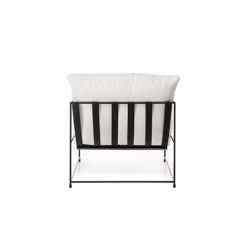 Fauteuil Elton - Wit Teddy Stof met zwart metalen frame, minimalistisch design, zachte zitting met stiksels, perfect voor modern interieur. Zithoogte 49 cm.