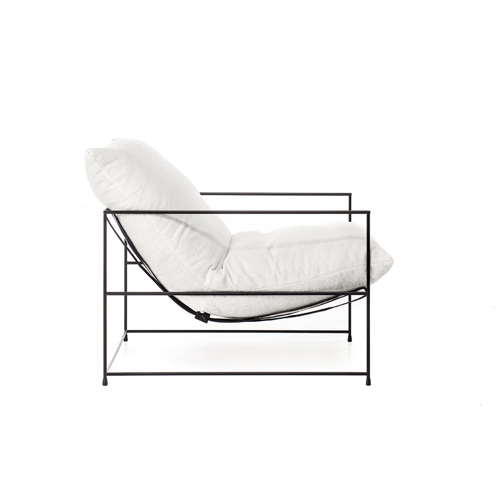 Fauteuil Elton - Wit Teddy Stof met zwart metalen frame, luxe Italiaans design met comfortabele zitting en rugleuning, ideaal voor modern interieur.