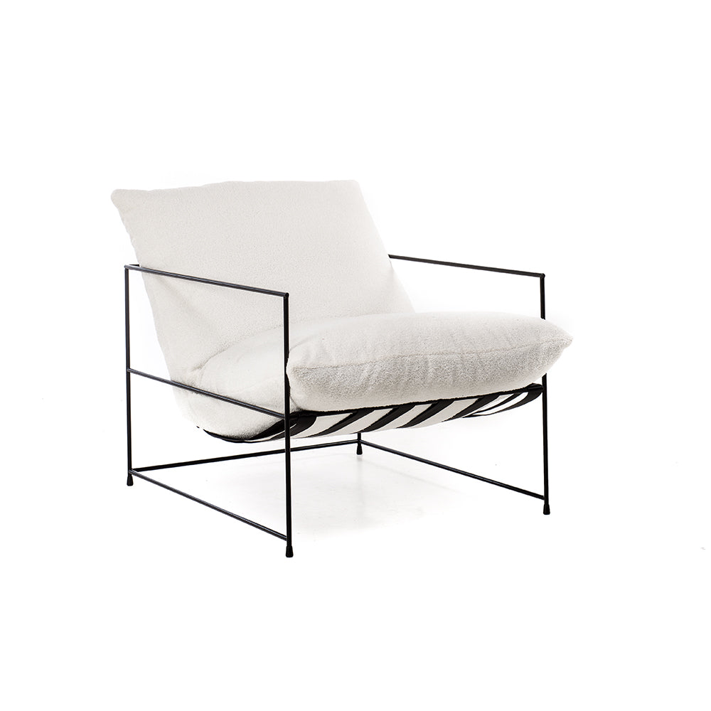 Fauteuil Elton - Wit Teddy Stof, een luxe, comfortabele stoel met zwart metalen frame en gestikte kussens, ideaal voor een modern interieur. Geen montage vereist.