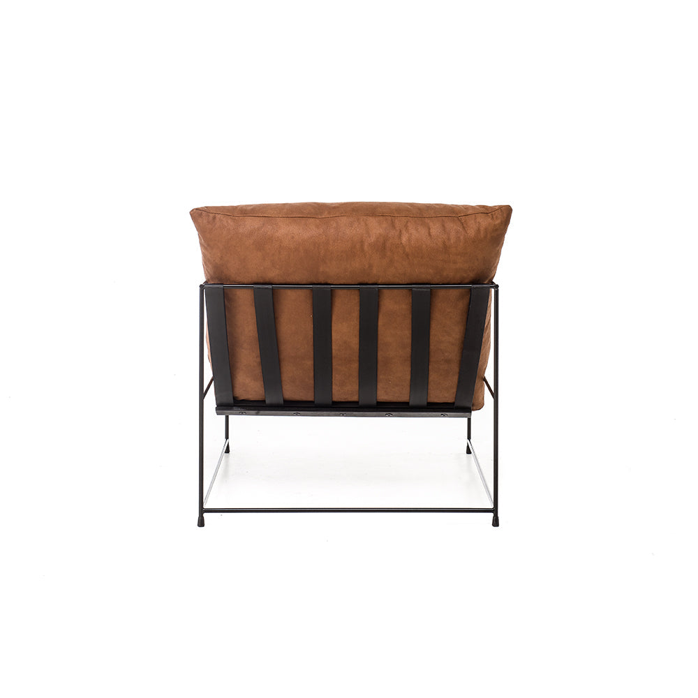 Fauteuil Elton - Bruin powdercoated PU leer met zwart metalen frame en comfortabele kussens, perfect voor moderne interieurs.