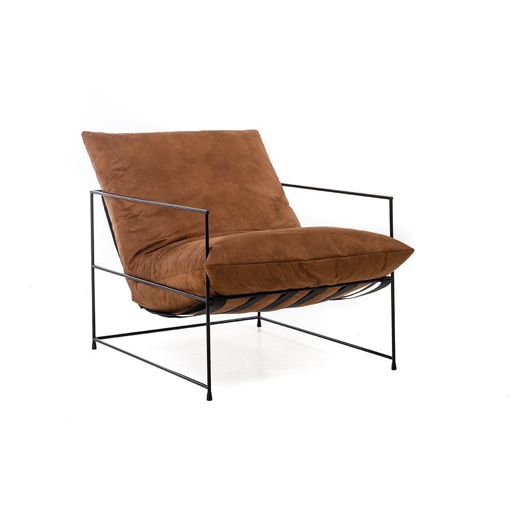 Fauteuil Elton van Furndaily, een bruine stoel met zwart metalen frame en comfortabele vulling, perfect voor modern interieur.