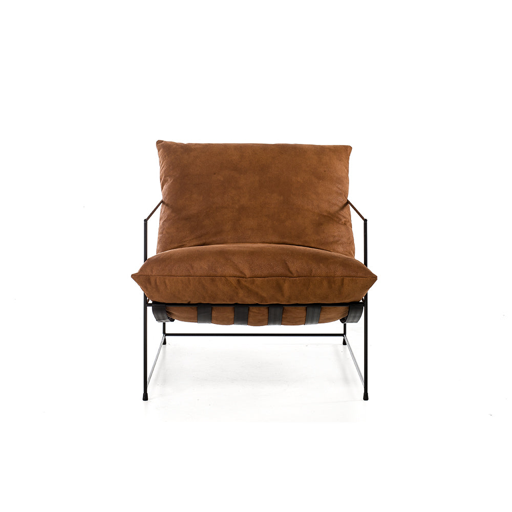 Fauteuil Elton - Bruin powdercoated PU leer met zwart metalen frame en gestikte kussens, biedt modern Italiaans design en comfort voor elk interieur.