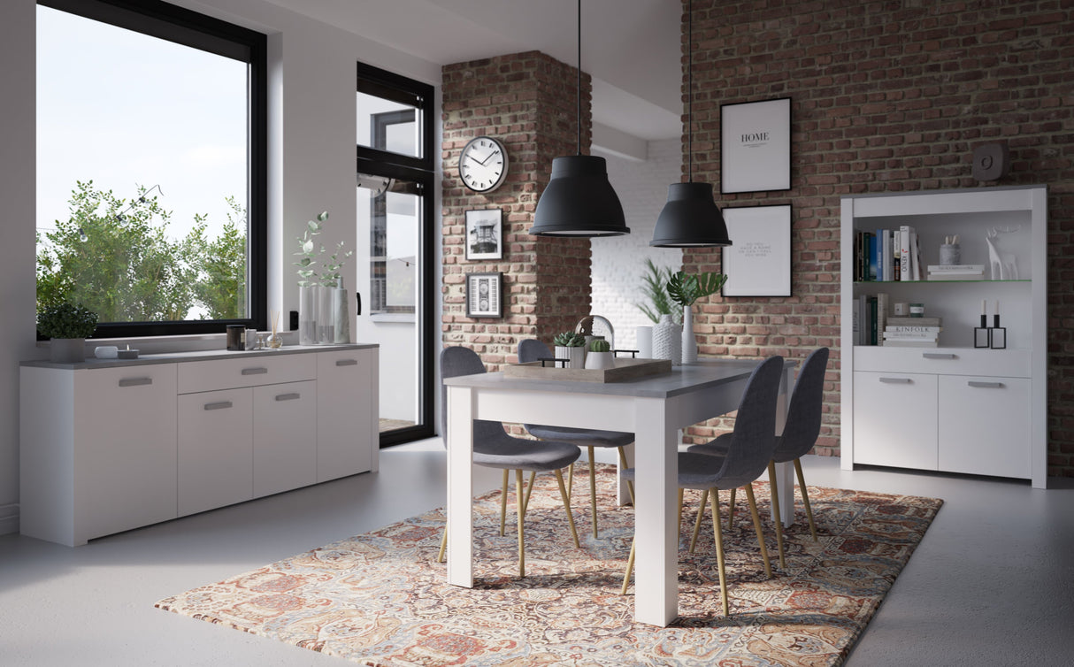 Vitrinekast Floride - Betonlook 173cm, met melamine top en glasplaat, in een eetkamer met tafel, stoelen en boekenplank.