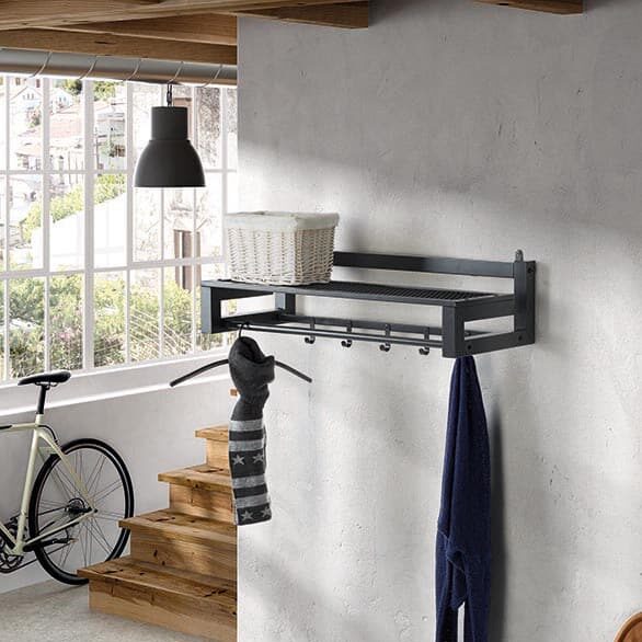 Kapstok - Inox 'Graphite 19' industrieel aan de muur met haakjes en rails, naast een fiets, biedt voldoende ruimte voor jassen en tassen.