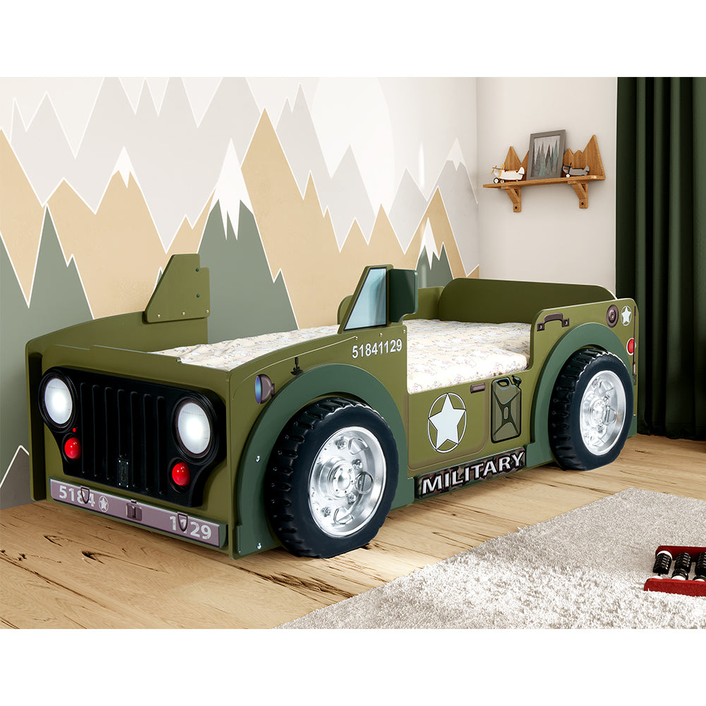 Kinderbed Jeep 207×116 – Groen met grote wielen en militair ontwerp, perfect voor kleine generaals. Inclusief matras, gemaakt van MDF.