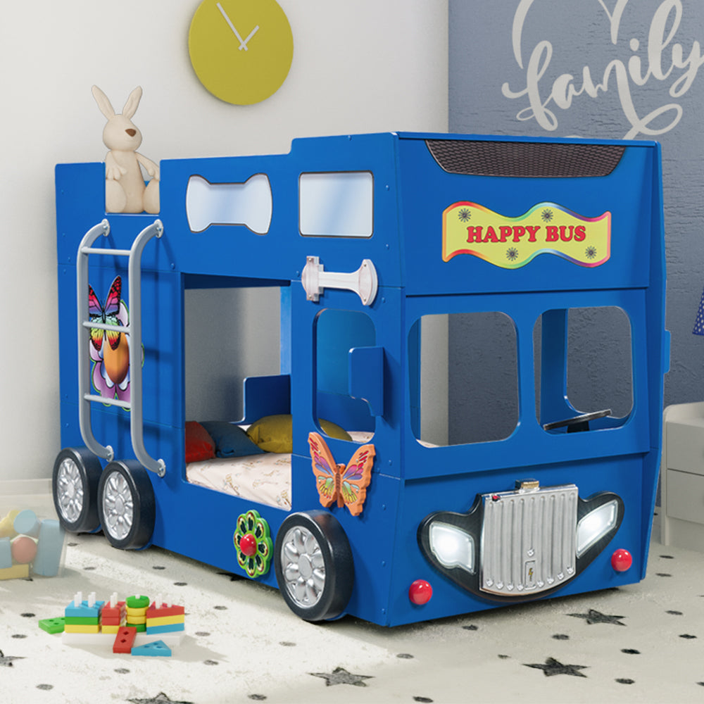 Kinderbed Happy bus 210×115x145 – Blauw, dubbeldekker kinderbed met blauwe kleur, witte knuffel en kleurrijke blokken in kinderkamer.
