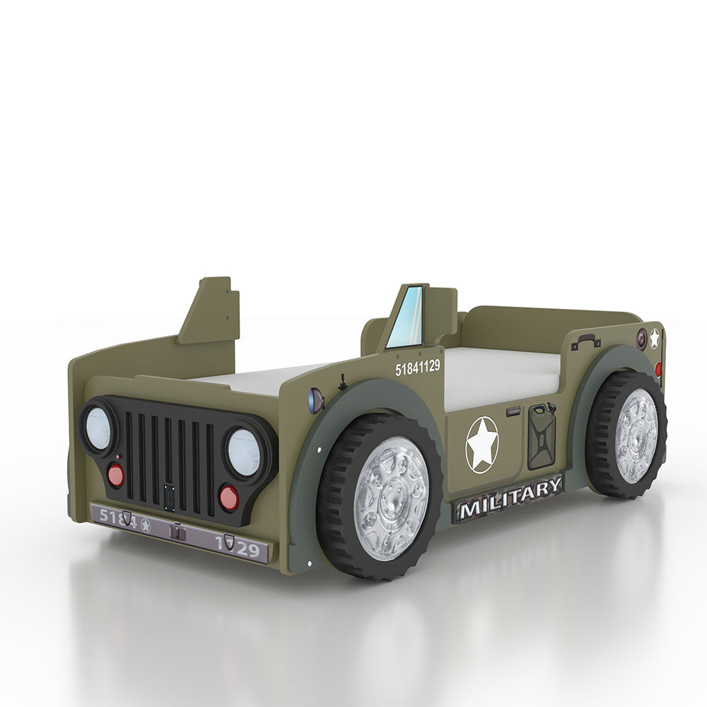 Kinderbed Jeep 207×116 – Groen, kinderbed in de vorm van een militaire voertuig met grote wielen en zwarte accenten, inclusief matras. Perfect voor kleine avonturiers.