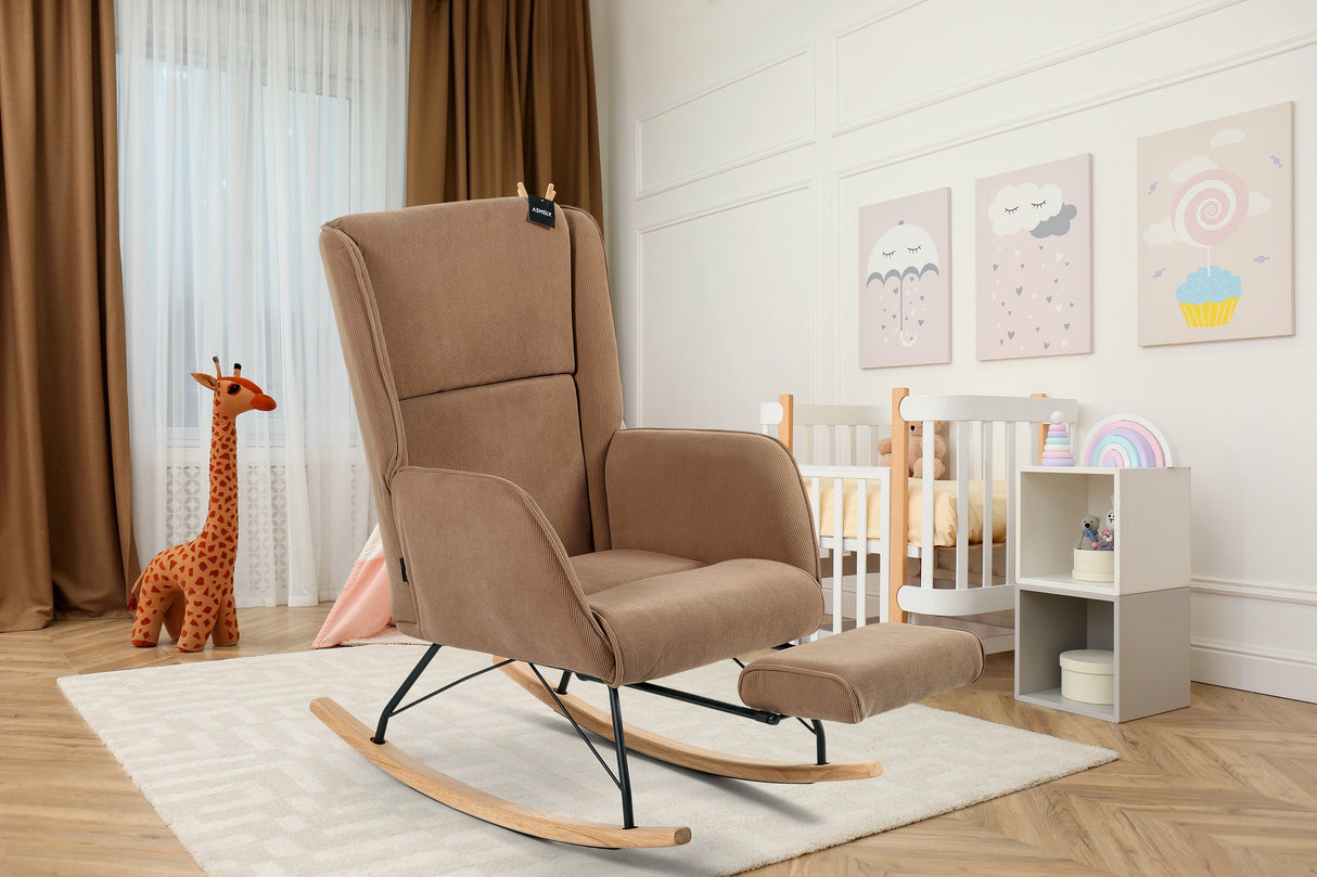 Aemely® Schommelstoel 'Relax' in een kinderkamer, met ingebouwde voetsteun en trendy ribstof, naast een witte plank met knuffels en een raam.