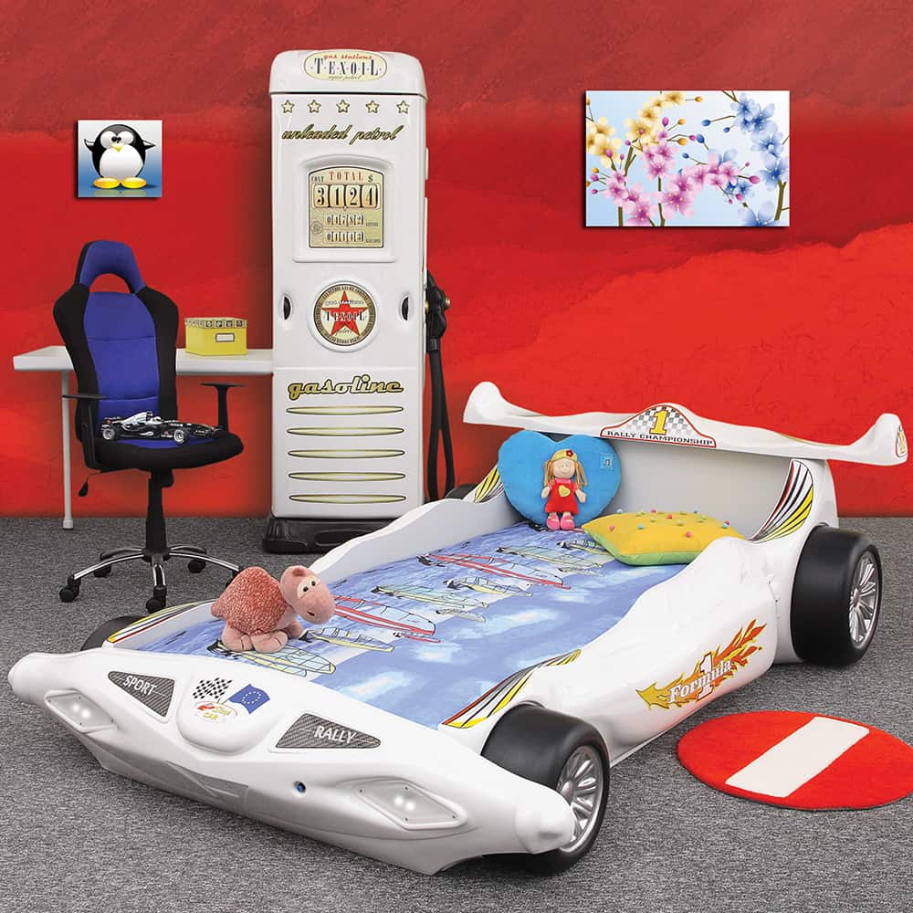 Kinderbed Formule 1 220×160 – Wit, een speels auto-vormig bed met matras, ideaal voor peuters. Inclusief ruimte voor knuffels en accessoires.