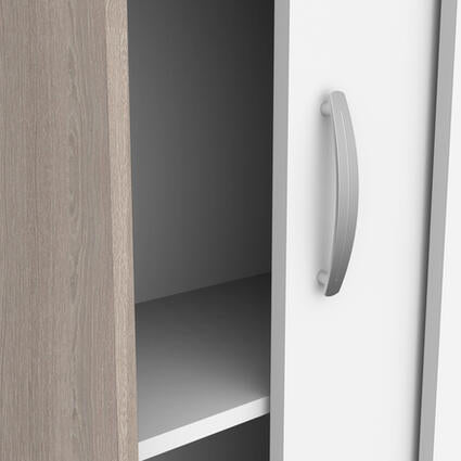 Kast Met 2 Schuifdeuren met open deur, verstelbare planken en compacte afmetingen voor optimale opslag in huis.