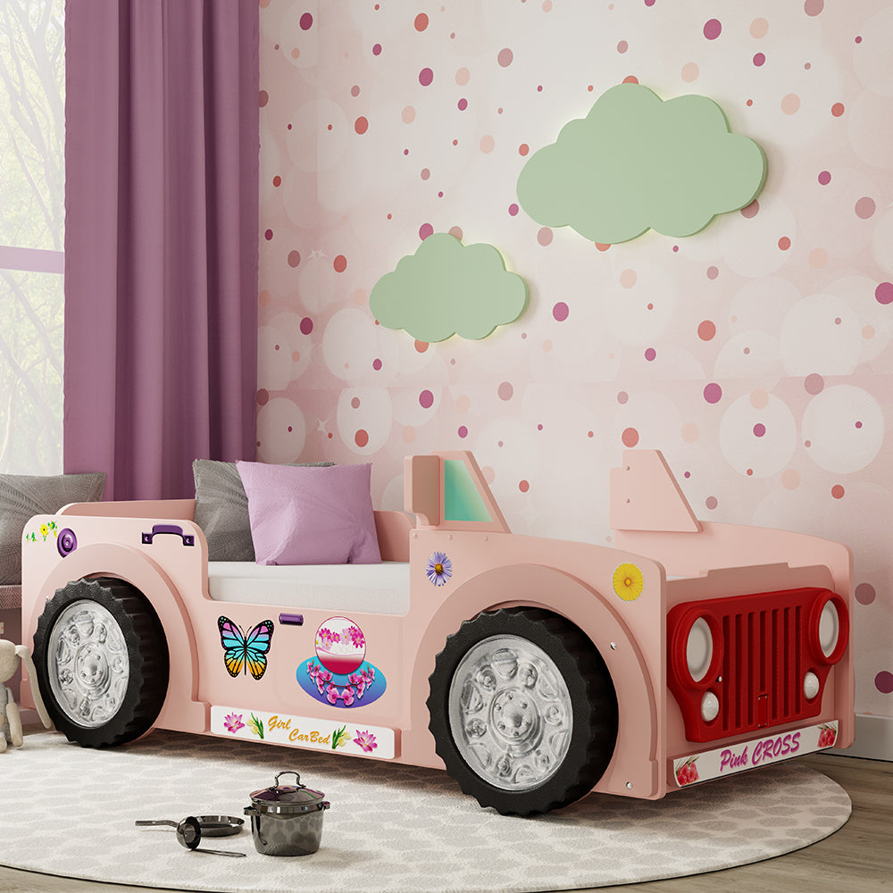 Kinderbed Jeep 207×116 – Roze, een stoer kinderbed in de vorm van een roze auto met grote wielen, perfect voor avontuurlijke kinderen. Inclusief matras.