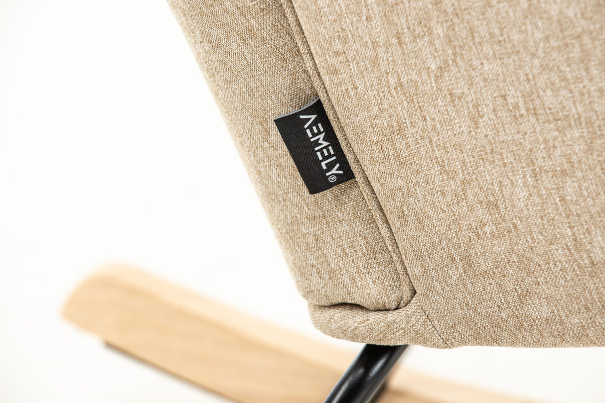 Aemely® Schommelstoel Mama in beige stof, met houten en stalen frame, close-up van label en textuur, biedt comfort en stijl voor moeders.