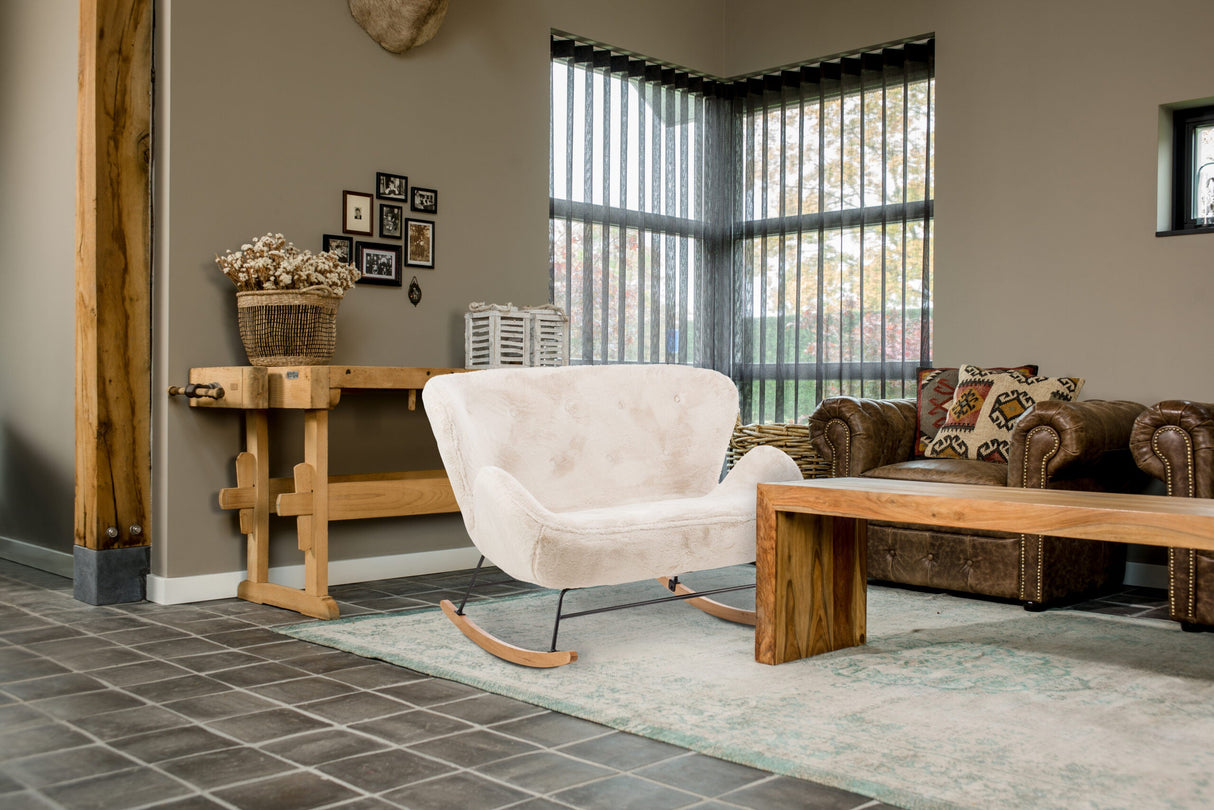 Aemely® Schommelbankje Duo - Imitatiebont - Creme, in een kamer met een witte schommelstoel, tafel en bloemenmand. Perfect voor comfort en stijl.