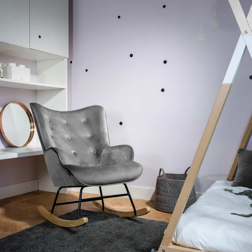 Aemely® Schommelstoel 'Steerne' in grijs velvet met beukenhouten poten, in een ingerichte kamer met spiegel en mand, benadrukt luxe comfort.