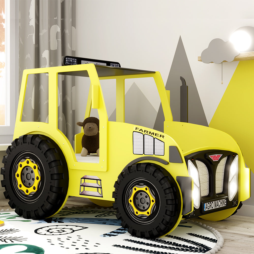 Kinderbed Tractor 204×111 – Geel, een stoer kinderbed in de vorm van een gele tractor met zwarte accenten en grote wielen, inclusief matras.