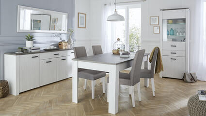 Uitschuifbare Tafel 170/230X90 Marquis in keuken; biedt plaats voor 8-10 personen, met stevige melamine panelen, omringd door stoelen.