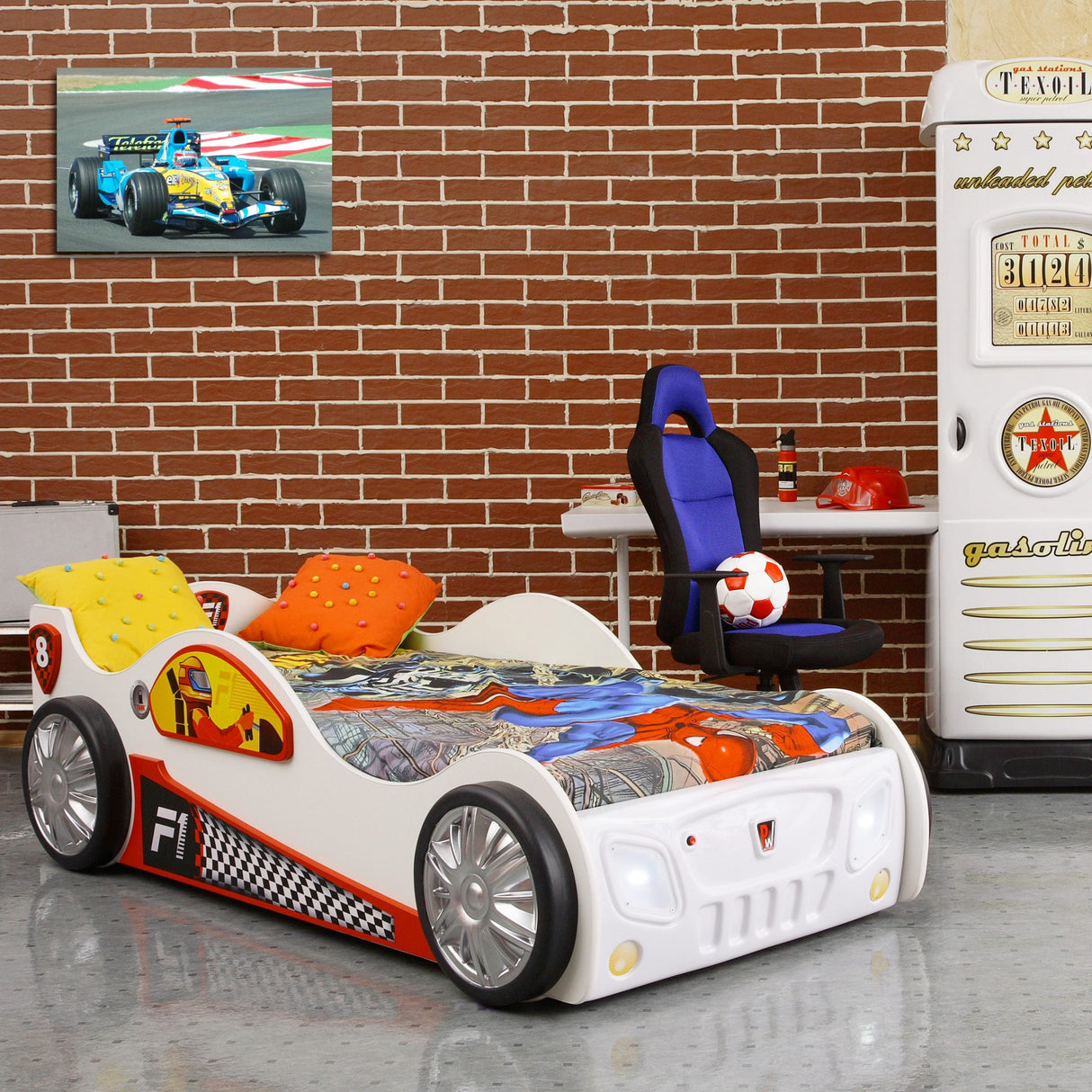 Raceauto Kinderbed Monza 205×115 – Wit pla 014 in een kinderkamer, voorzien van raceauto-ontwerp en speelgoedauto, perfect voor jonge autoliefhebbers.
