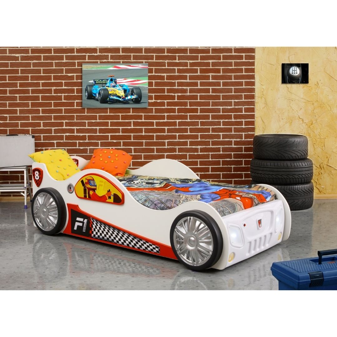 Raceauto Kinderbed Monza 205×115 - Wit pla 014 met wielen, raceauto-ontwerp en bijpassende accessoires, ideaal voor snelle dromen van kinderen.