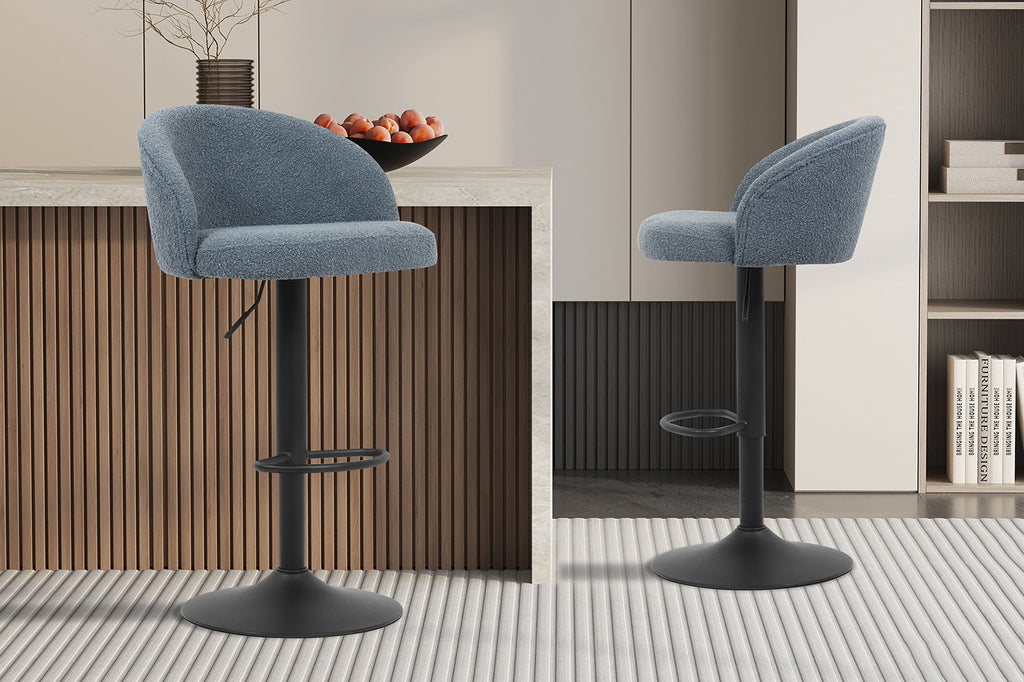 Barkruk 'Arda' Bouclé Blauw bij tafel, met verstelbare metalen basis, biedt comfort en stijl voor eetruimtes, perfect voor modern interieur.