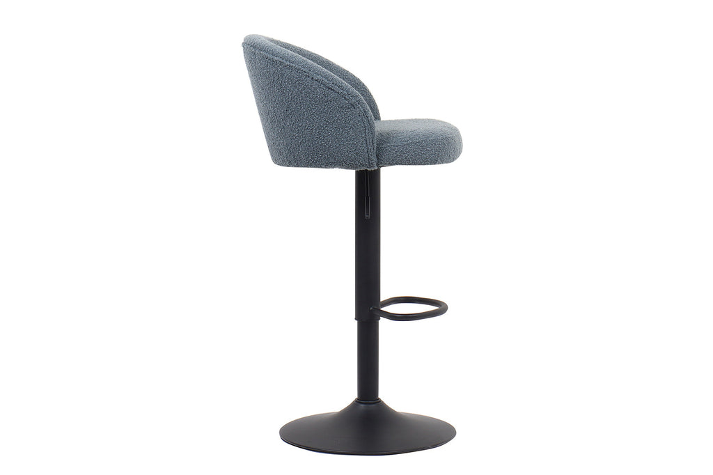 Barkruk 'Arda' Bouclé Blauw: Luxe en verstelbare blauwe bouclé barkruk met zwart metalen onderstel, perfect voor modern interieur.