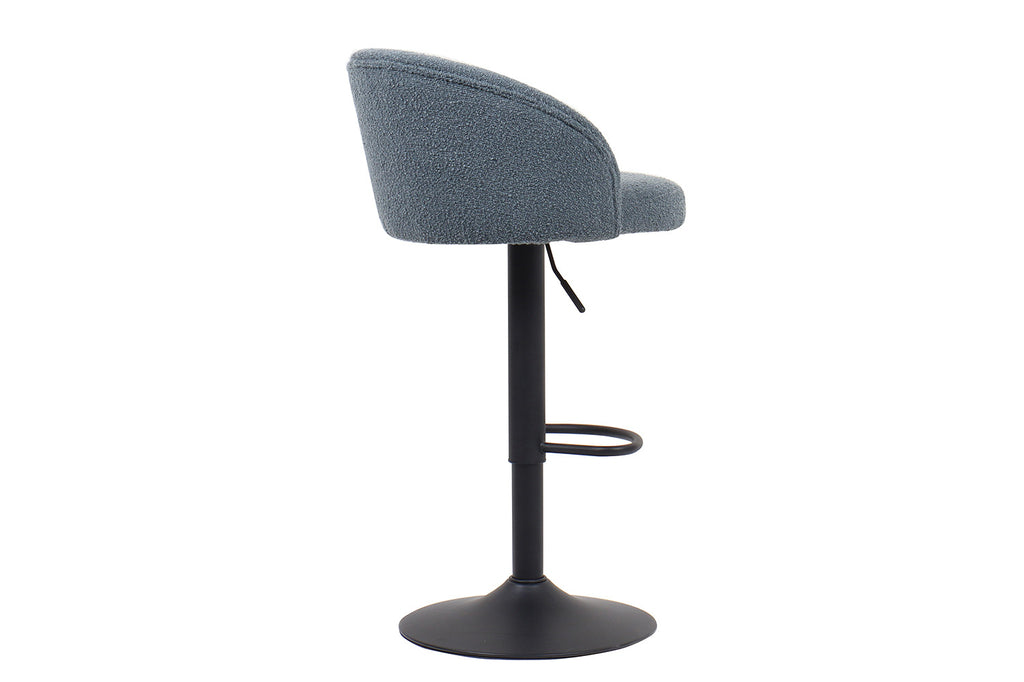 Barkruk 'Arda' Bouclé Blauw met verstelbare zithoogte en zwarte metalen basis, ideaal voor een stijlvolle en comfortabele interieurinrichting.