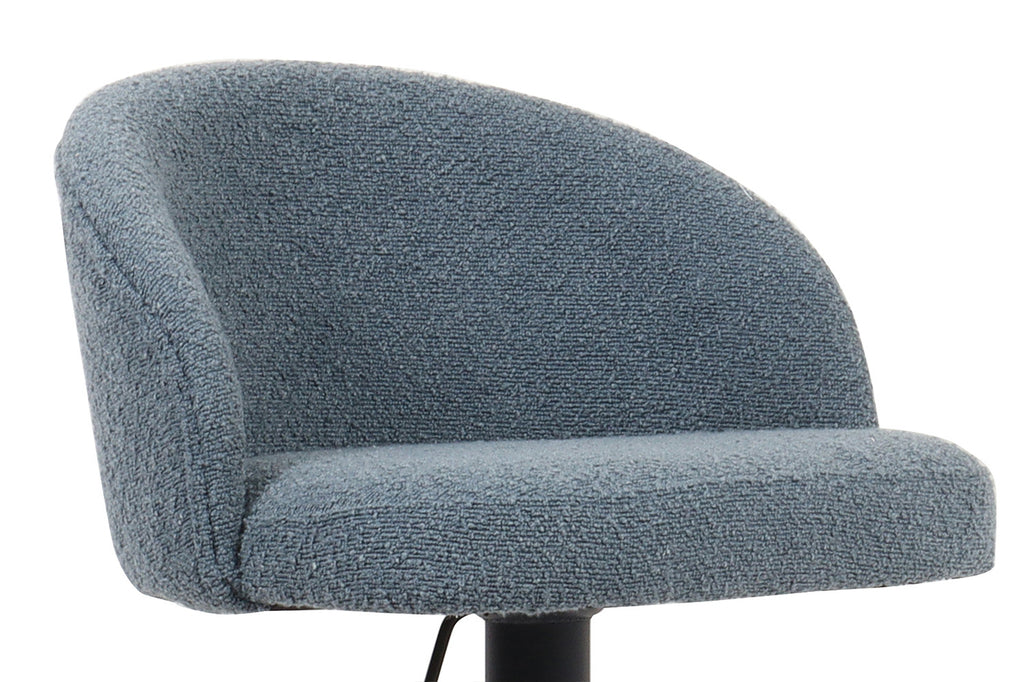 Barkruk 'Arda' Bouclé Blauw met verstelbare hoogte en ergonomische rugleuning, perfect voor luxe zitcomfort in moderne interieurs.