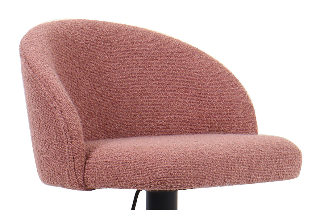 Barkruk 'Arda' Bouclé Roze, verstelbaar en comfortabel met armleuningen, ideaal voor moderne interieurs. Perfect voor keuken of bar, luxe ontwerp van Furndaily.