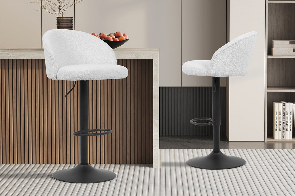 Barkruk 'Arda' Bouclé Wit, verstelbaar met metalen onderstel, naast tafel en stoel, geschikt voor moderne interieurs.