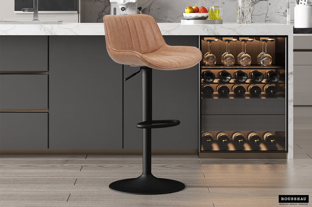 Barkruk 'Fenna' PU Cognac in keuken, verstelbaar met stevig metalen onderstel en vintage PU-leer, ideaal voor diverse tafelhoogtes en interieurstijlen.