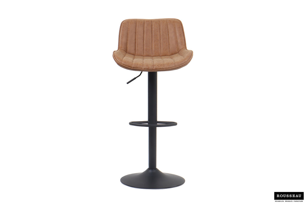 Barkruk 'Fenna' PU Cognac met verstelbare zithoogte en zwart metalen onderstel, ideaal voor keuken of bar. Geschikt voor diverse tafelhoogtes, industrieel design.