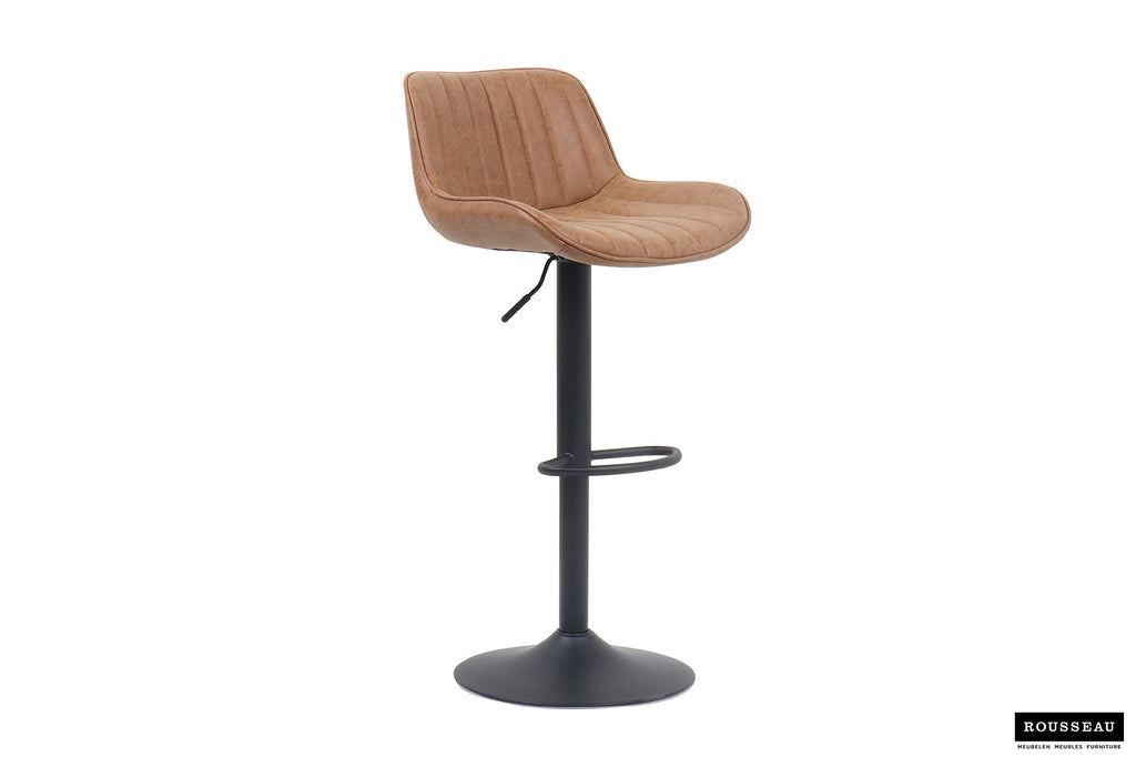 Barkruk 'Fenna' PU Cognac met verstelbare zithoogte, metalen onderstel en vintage PU-leer, ideaal voor keuken of bar, biedt comfort en industriële stijl.