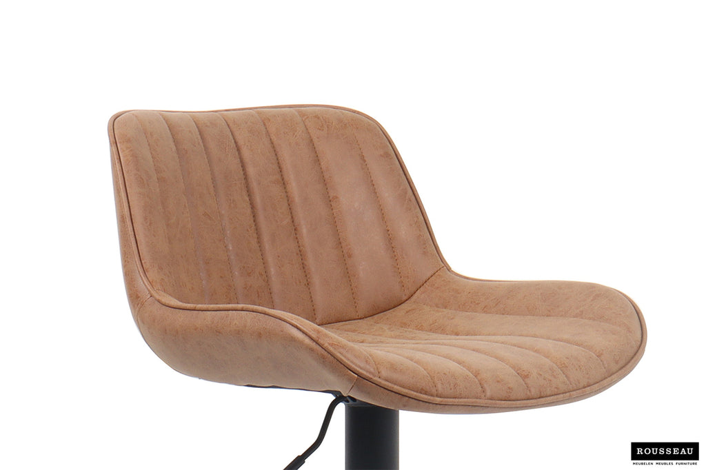 Barkruk 'Fenna' PU Cognac met verstelbare zithoogte en metalen onderstel, ideaal voor keuken of bar. Comfortabel en stijlvol industrieel design.